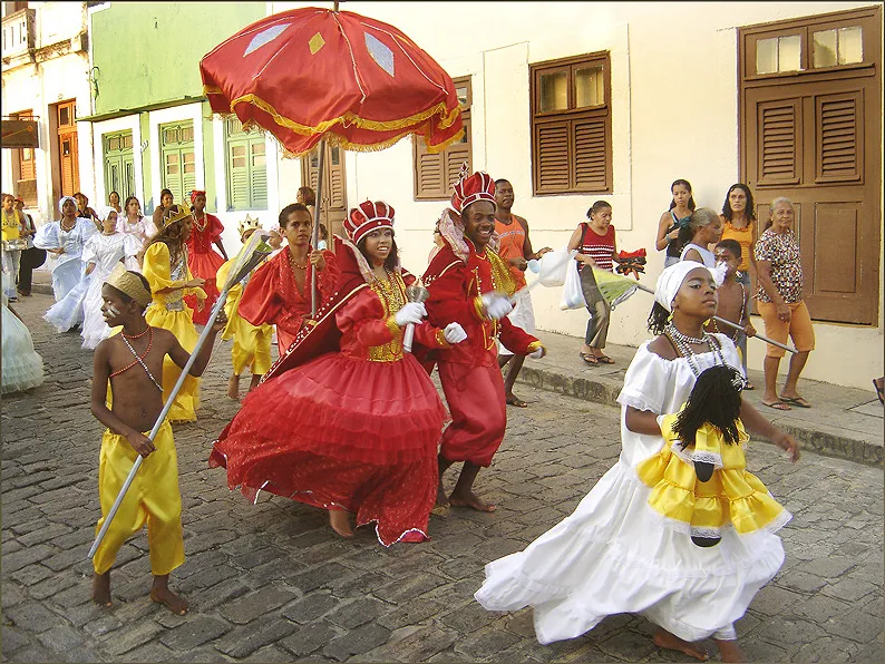 Cortejo de Maracatu em Olinda com dançarinos e figurinos tradicionais