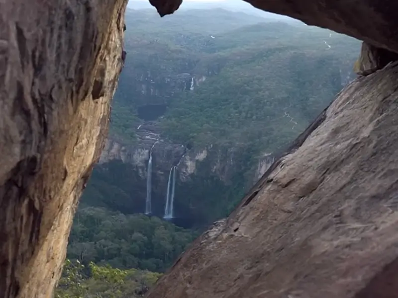 Vista das quedas do Parque Nacional da Chapada dos Veadeiros através das rochas do Mirante da Janela.