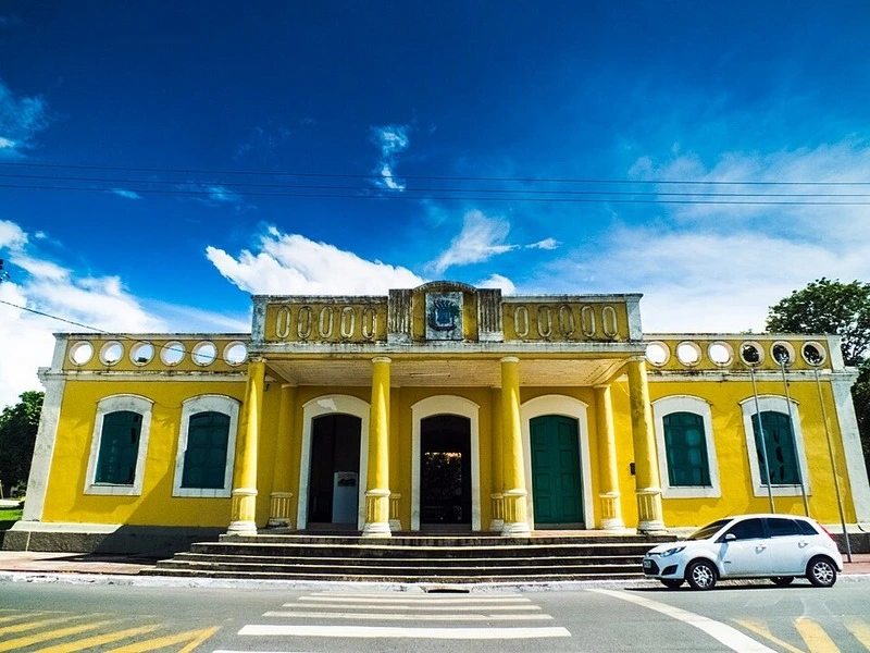 Fachada amarela do Museu João Fona em Santarém com colunas e portas verdes