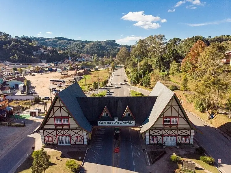 Portal de entrada de Campos do Jordão visto de cima com arquitetura alpina