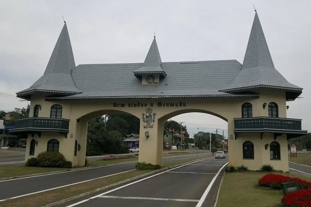 Portal de entrada de Gramado em estilo alpino, com torres e arco central.