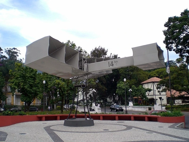 Réplica do 14-bis exposta em praça pública no centro de Petrópolis, RJ.