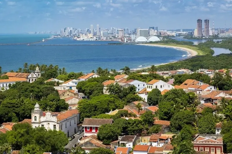 Vista panorâmica do Sítio Histórico de Olinda com o litoral e Recife ao fundo