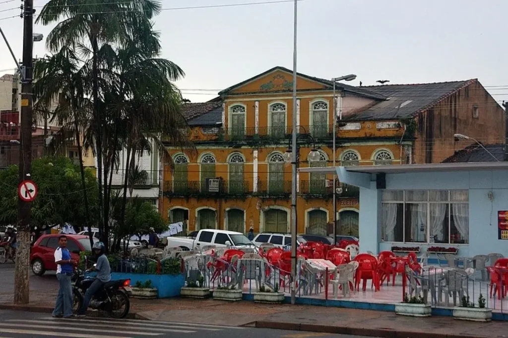 Fachada do Solar do Barão em Santarém com arquitetura histórica e varandas em arco