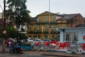 Fachada do Solar do Barão em Santarém com arquitetura histórica e varandas em arco