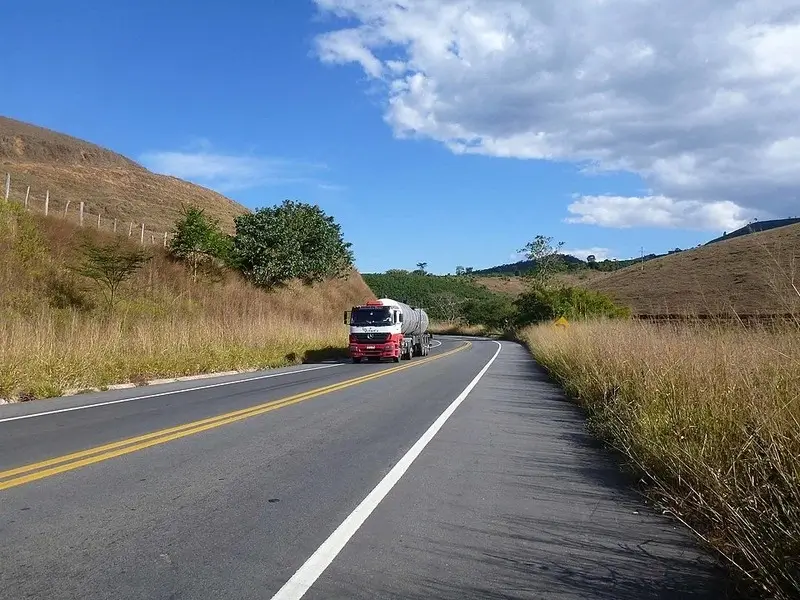 Caminhão trafegando pela BR-116 em Minas Gerais em trecho de pista simples com sinalização rodoviária federal