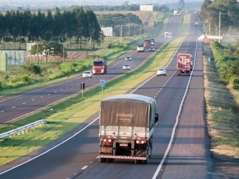 Trecho da BR-163 no Mato Grosso do Sul com intenso tráfego de caminhões e veículos leves em pista duplicada.
