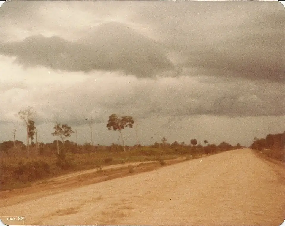 Trecho de terra da rodovia BR-163 em 1983, mostrando estrada não pavimentada em região de ocupação recente no Brasil.