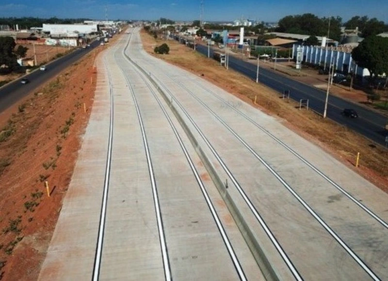 Trecho duplicado da BR-163 entre Cuiabá e Rondonópolis, no Mato Grosso, com pista de concreto e canteiro central.