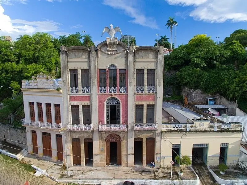 Edifício histórico Vasquez & Filhos no Porto Geral de Corumbá, Mato Grosso do Sul, com arquitetura Art Nouveau preservada.