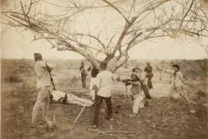 Reconstituição histórica da Guerra de Canudos, no interior da Bahia, retratando confronto armado no sertão brasileiro no final do século XIX.