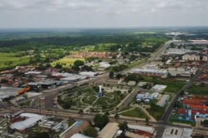 Imagem aérea da cidade de Castanhal no Pará, mostrando o centro urbano, avenidas e áreas verdes