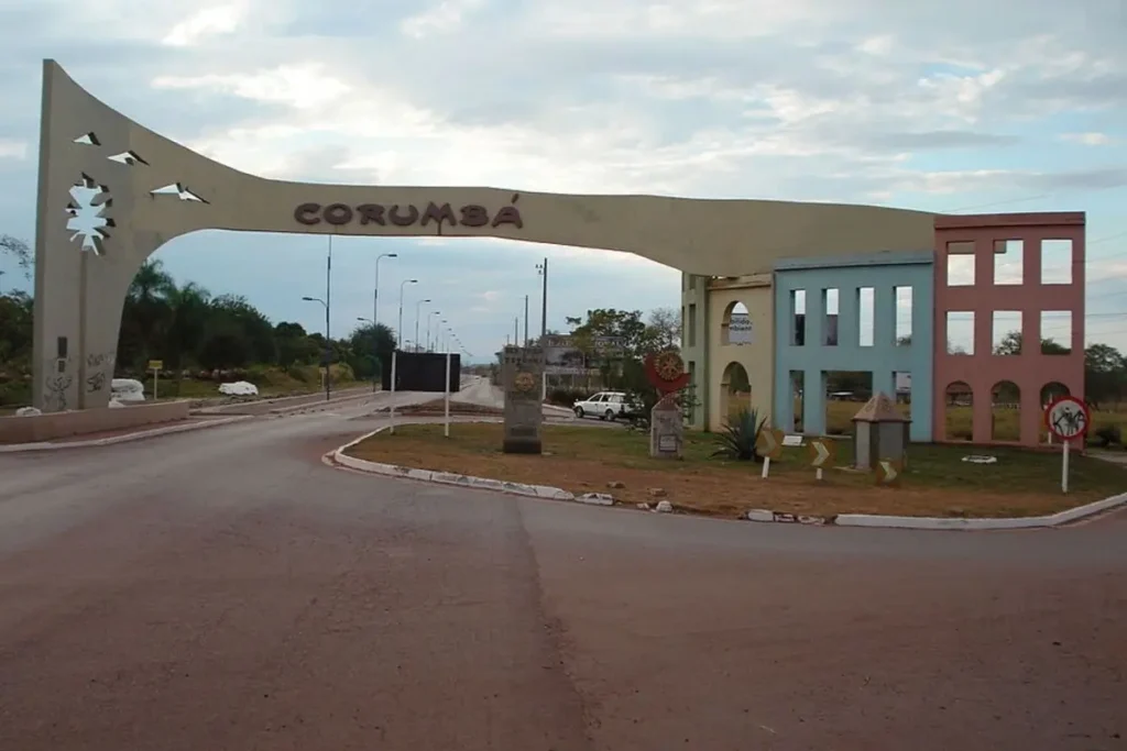 Portal de entrada da cidade de Corumbá, Mato Grosso do Sul, com estrutura arquitetônica sobre a via de acesso urbano.