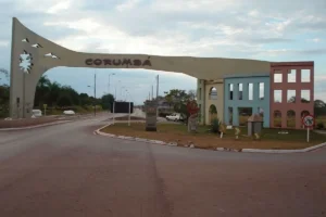 Portal de entrada da cidade de Corumbá, Mato Grosso do Sul, com estrutura arquitetônica sobre a via de acesso urbano.
