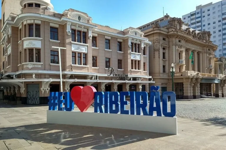 Letreiro Eu Amo Ribeirão em praça central de Ribeirão Preto SP com Choperia Pinguim e Teatro Municipal ao fundo