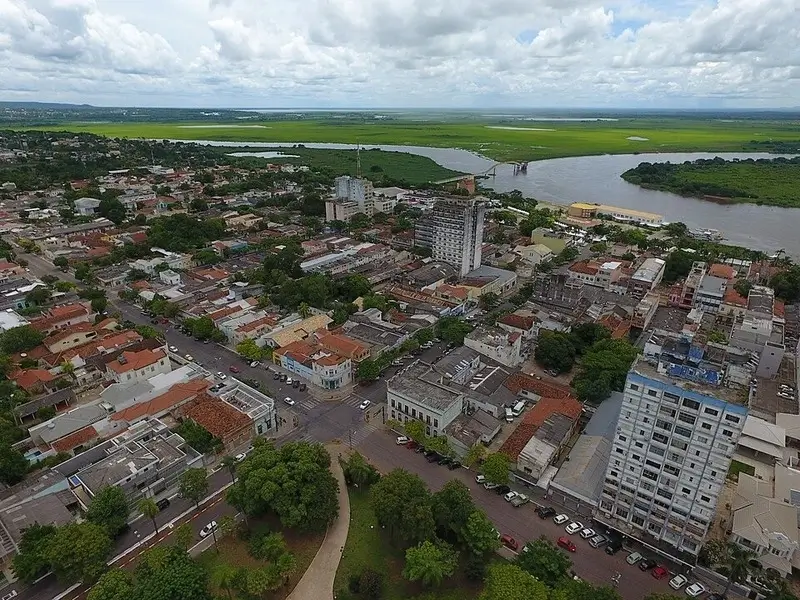 Vista aérea de Corumbá, Mato Grosso do Sul, com área urbana e o Rio Paraguai ao fundo, cercado pelo Pantanal.
