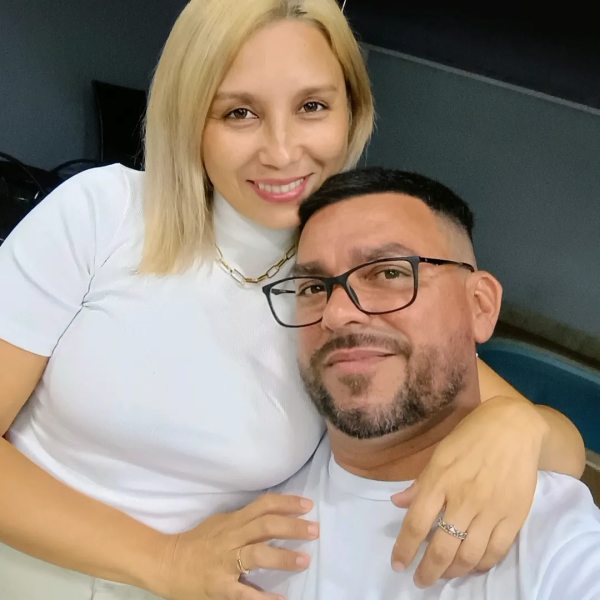 Foto de casal sorridente usado como avatar do blog Casal na Estrada